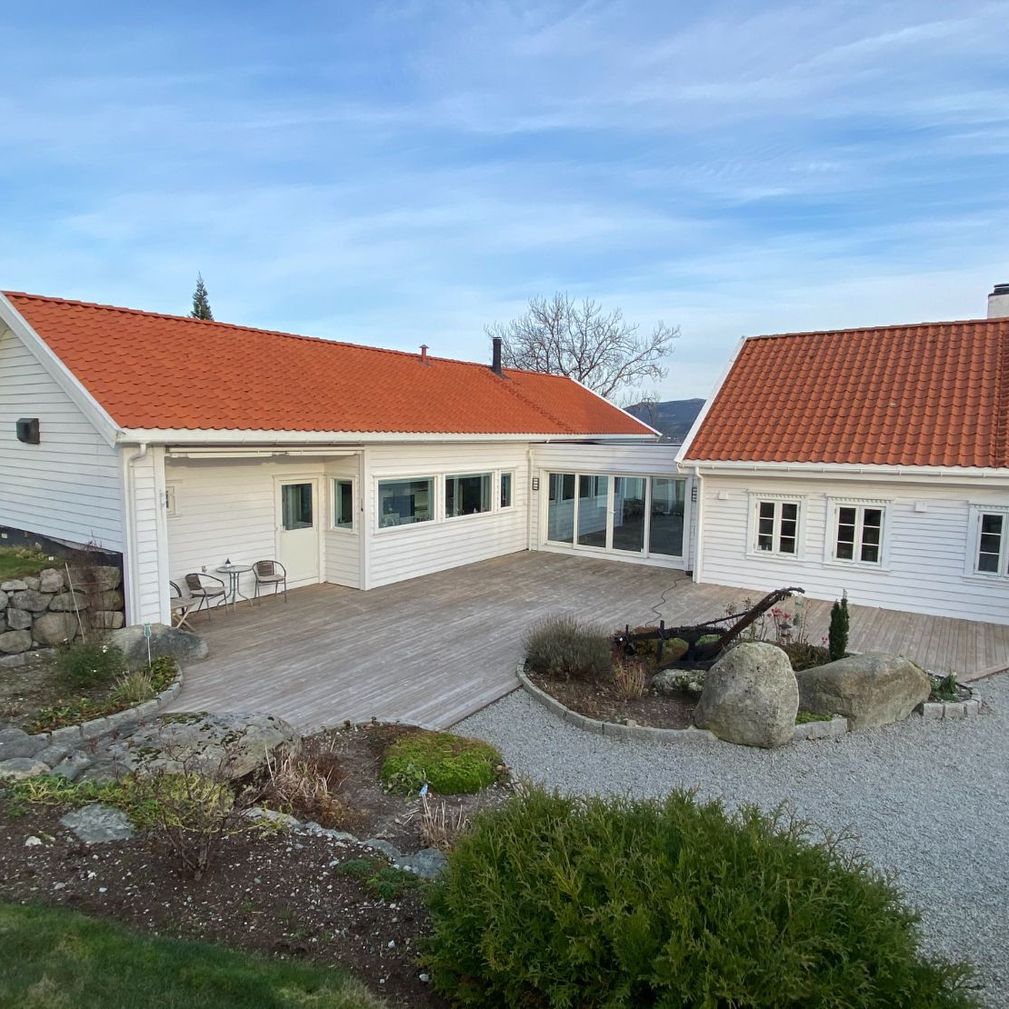 Uteområde med Hvitt hus og rødt tak