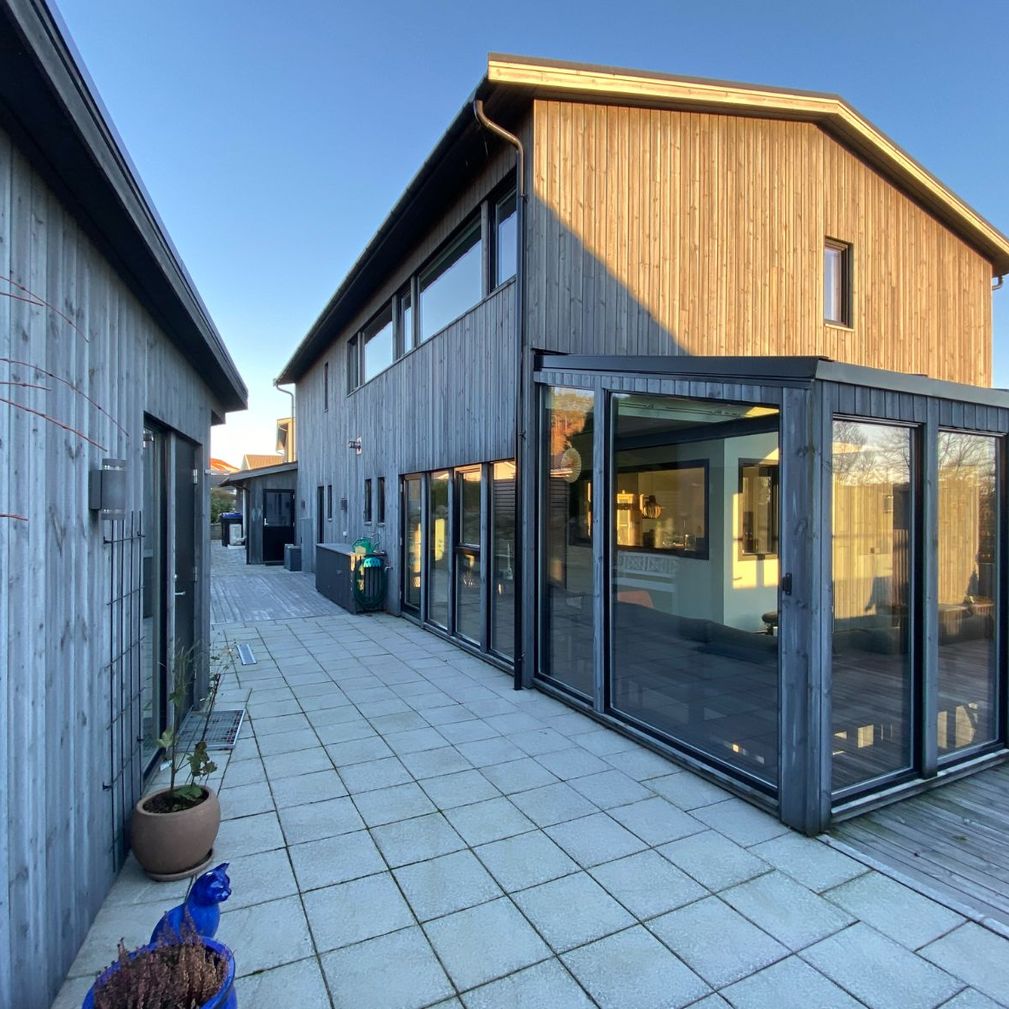 MOderne hus med tilbygg i glass