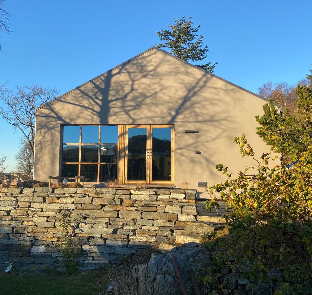 Moderne hus med mur av stein foran